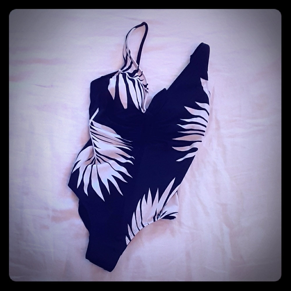 New without tags women's size M one piece swim.